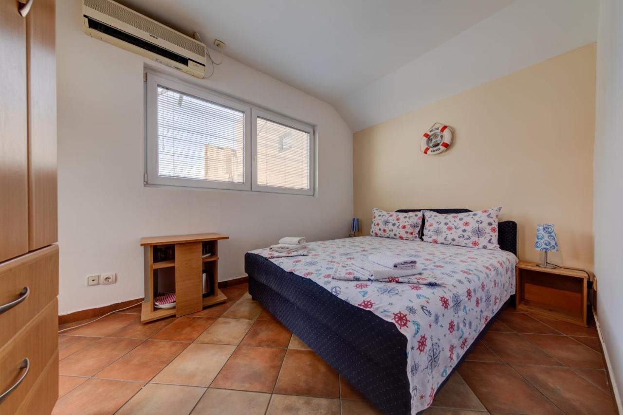 Sunny Grapes Apartment